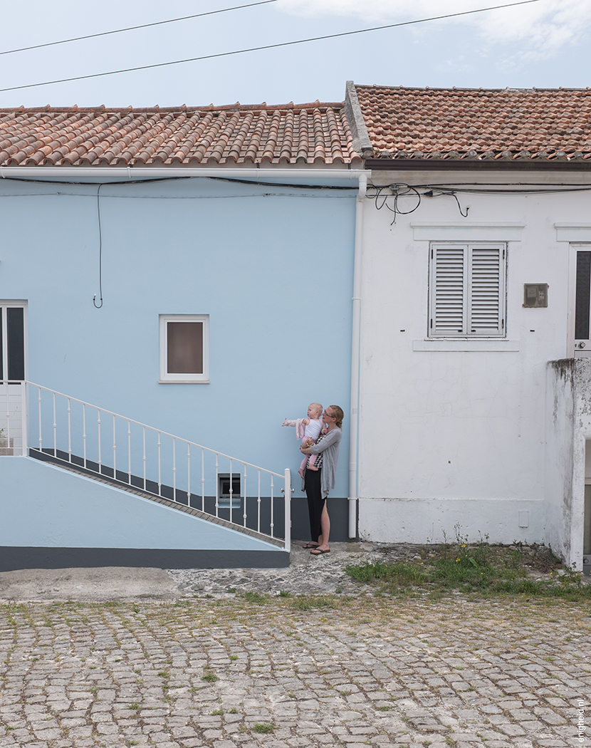 Maan and Iris Vank, blue house Pataias Portugal | Enigheid