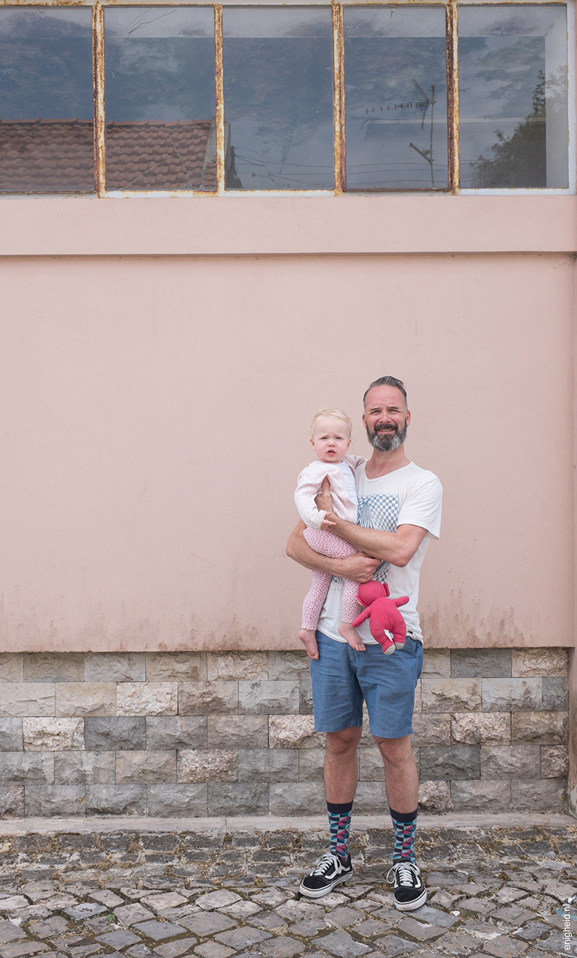 Maan and Teun Vank, pink house Pataias Portugal | Enigheid