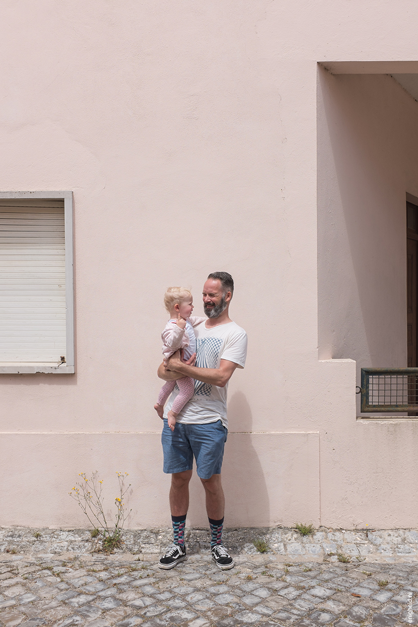 Maan and Teun Vank, pink house Pataias Portugal | Enigheid