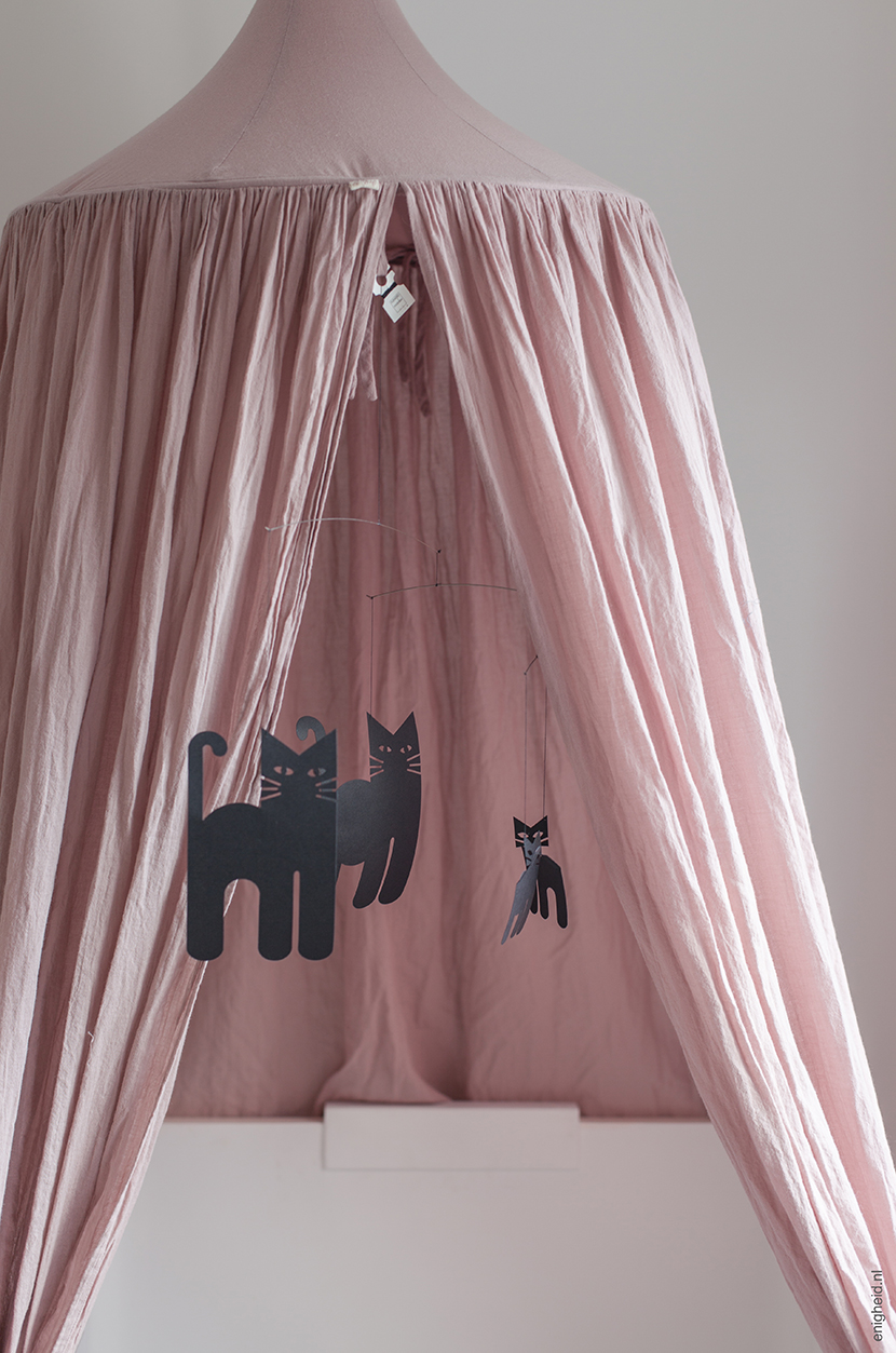 Maan's pastel pink babyroom, vintage bed, flensted mobile, numero 74 canopy | Enigheid