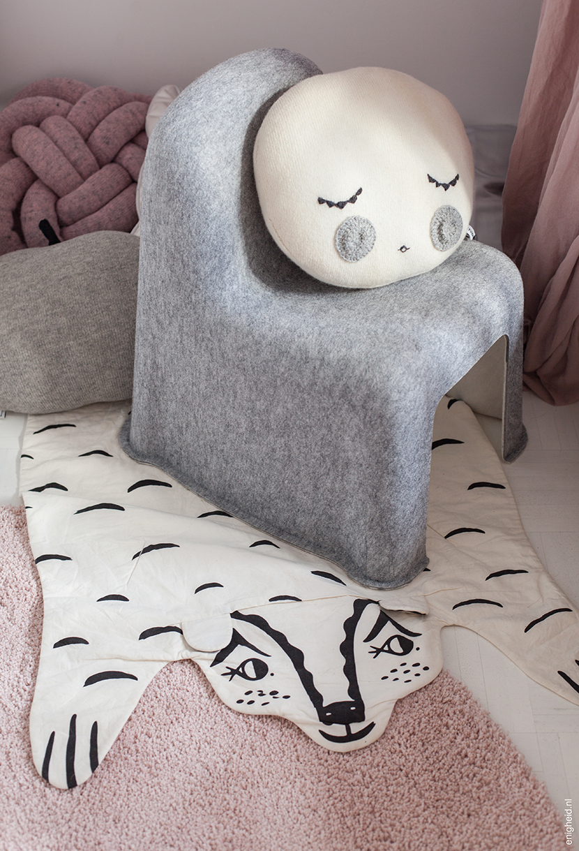 Pink pastel nursery, Good night cushion Studio Meez, Little Nobody Chair Hay, Bear blanket Roxy Marj, Numero74 Canopy, notknot cushion, umemi, Vintage furniture | Enigheid