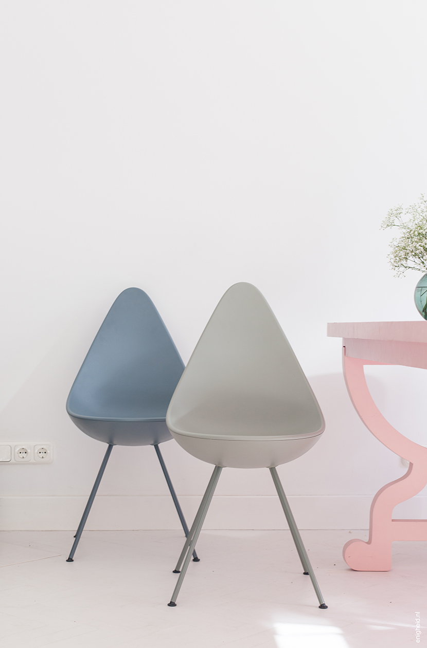 Flinders, Drop chair by Fritz Hansen, pink Paper table Studio Job Moooi | Enigheid
