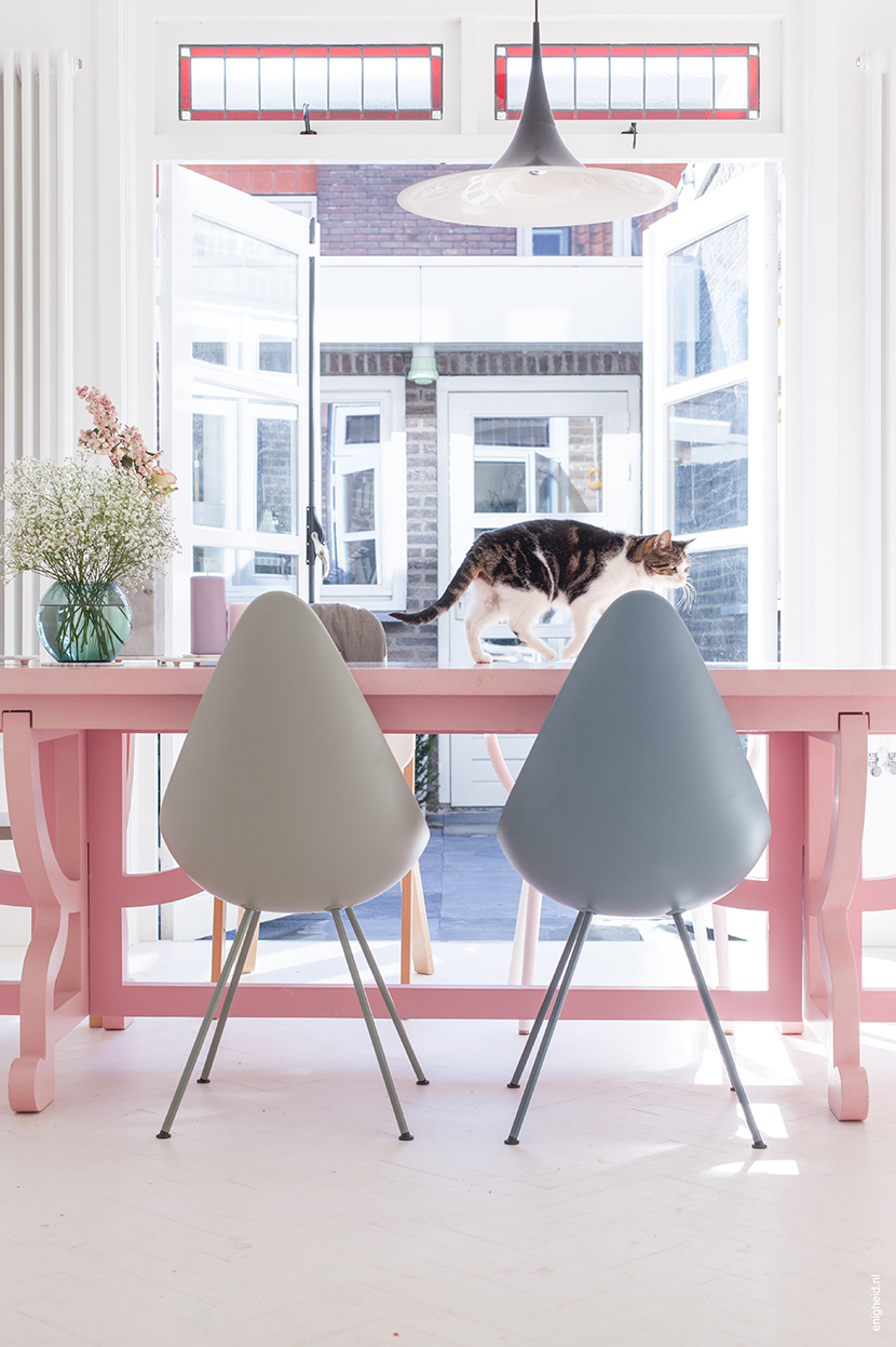 Flinders, Drop chair by Fritz Hansen, pink Paper table Studio Job Moooi, Schurk | Enigheid