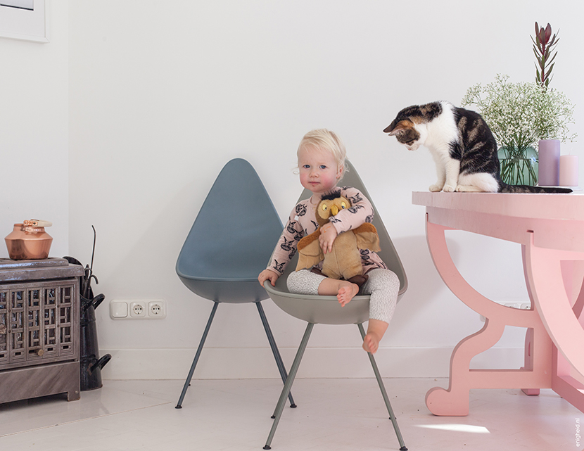 Maan in Knast by Krutter on a Drop Chair by Fritz Hansen, Paper Table by Studio Job for Moooi | Enigheid