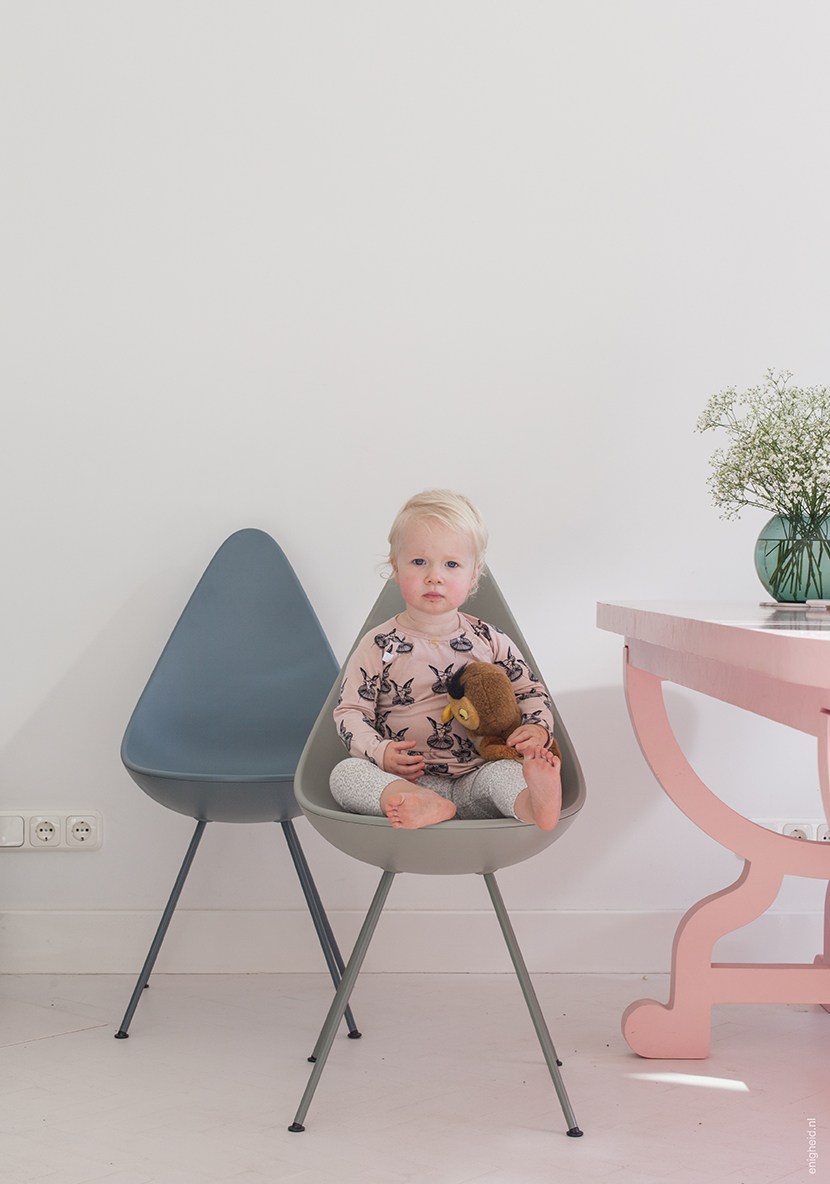 Maan in Knast by Krutter on a Drop Chair by Fritz Hansen, Paper Table by Studio Job for Moooi | Enigheid
