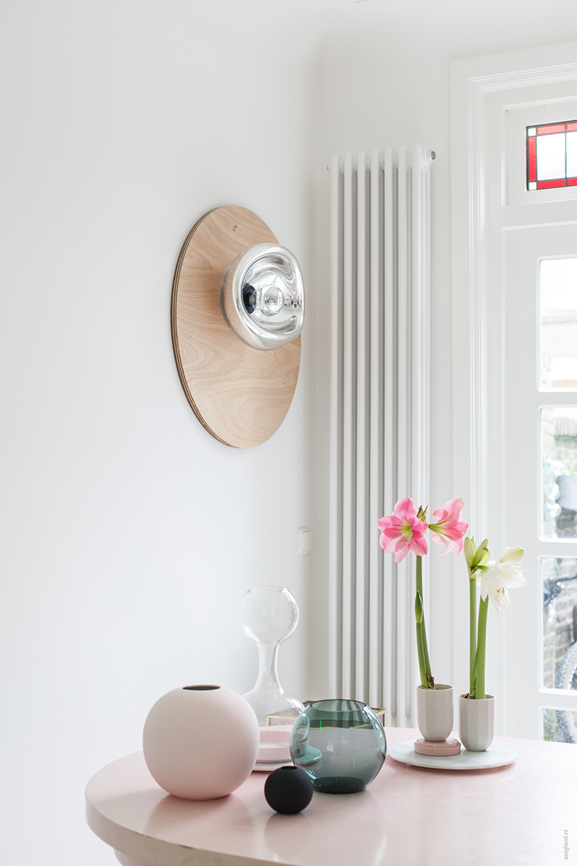 Pastel living room, Cooee design vases, Alex de Witte lamp | Enigheid
