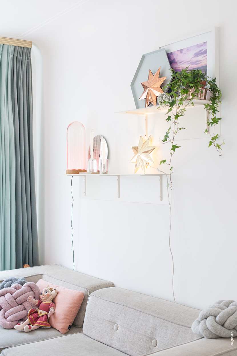 The front room of my pastel living room, with vintage lamp and stars, the picture I made of the sea in Denmark, Buhtiq31 lamp on a Hay bracket. Notknot pillows by Umemi on the couch | Enigheid