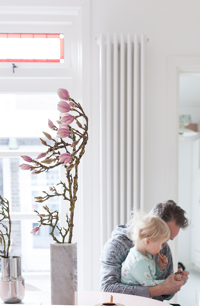 Magnolia branches in tactile vase by Menu design and marble vintage vase. Maan and Teun Vank in the background | Enigheid