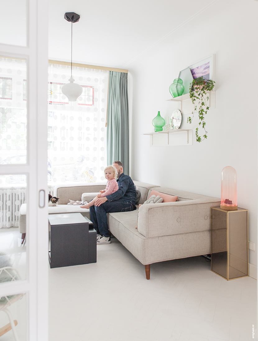 Maan and Teun in our pastel vintage living room, machalke crack couch, Klaas Kuiken vases, buhtiq 31 lamp, Ferm Living tables | Enigheid