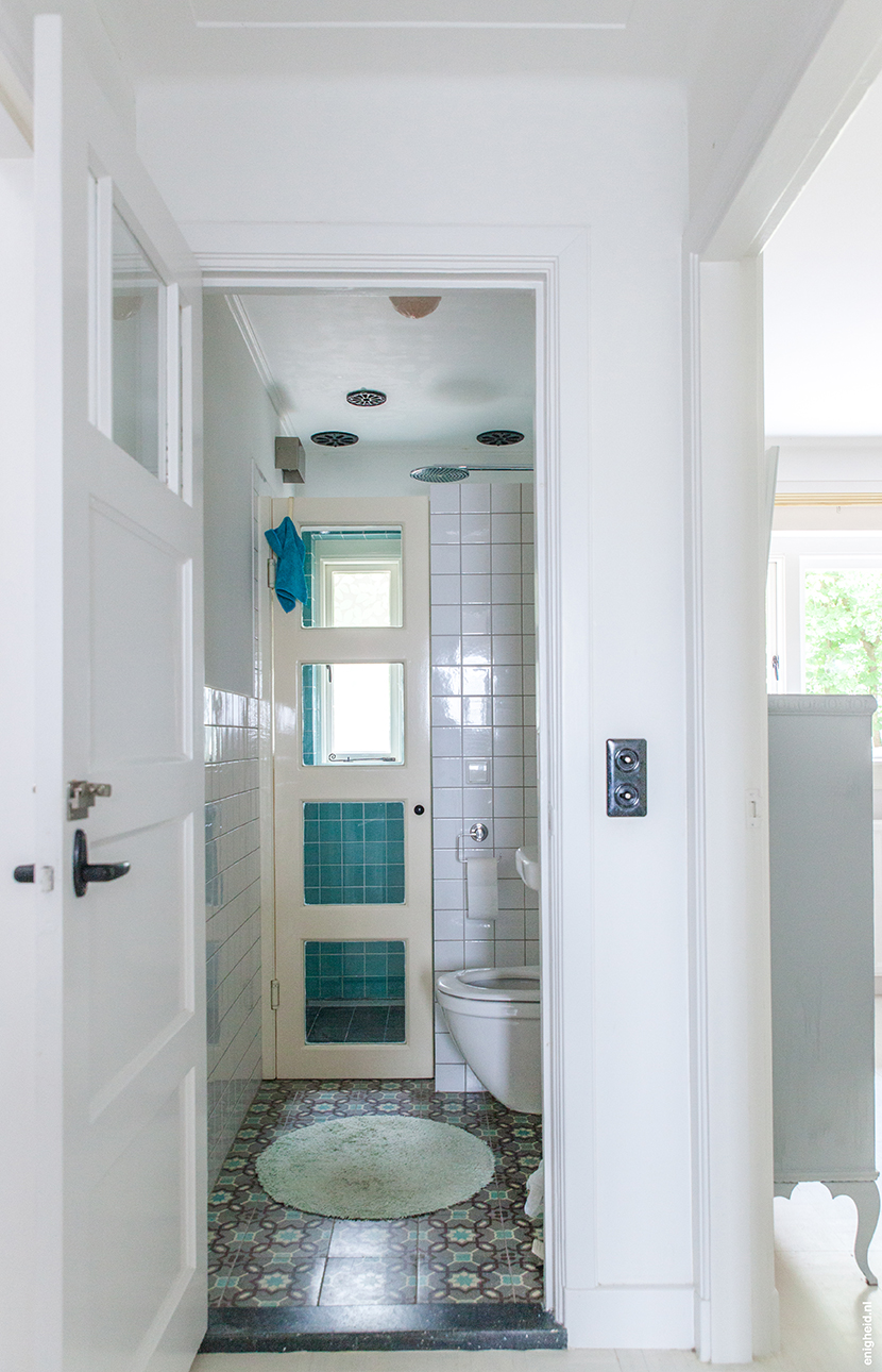 Bathrooms in the home of Iris Vank. Turquoise tiles wall tiles and antique patterned tiles on the floor | Enigheid