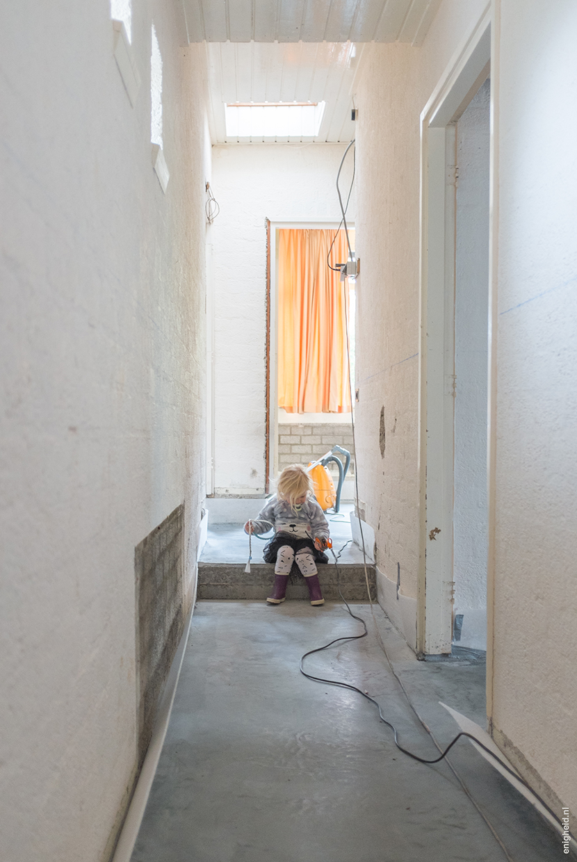 Our renovation journey is another drastic one. We've installed underfloor heating and love the concrete floor on top of that! We don't have stairs anymore, only one step. Maan thinks it's a perfect seat. | Enigheid