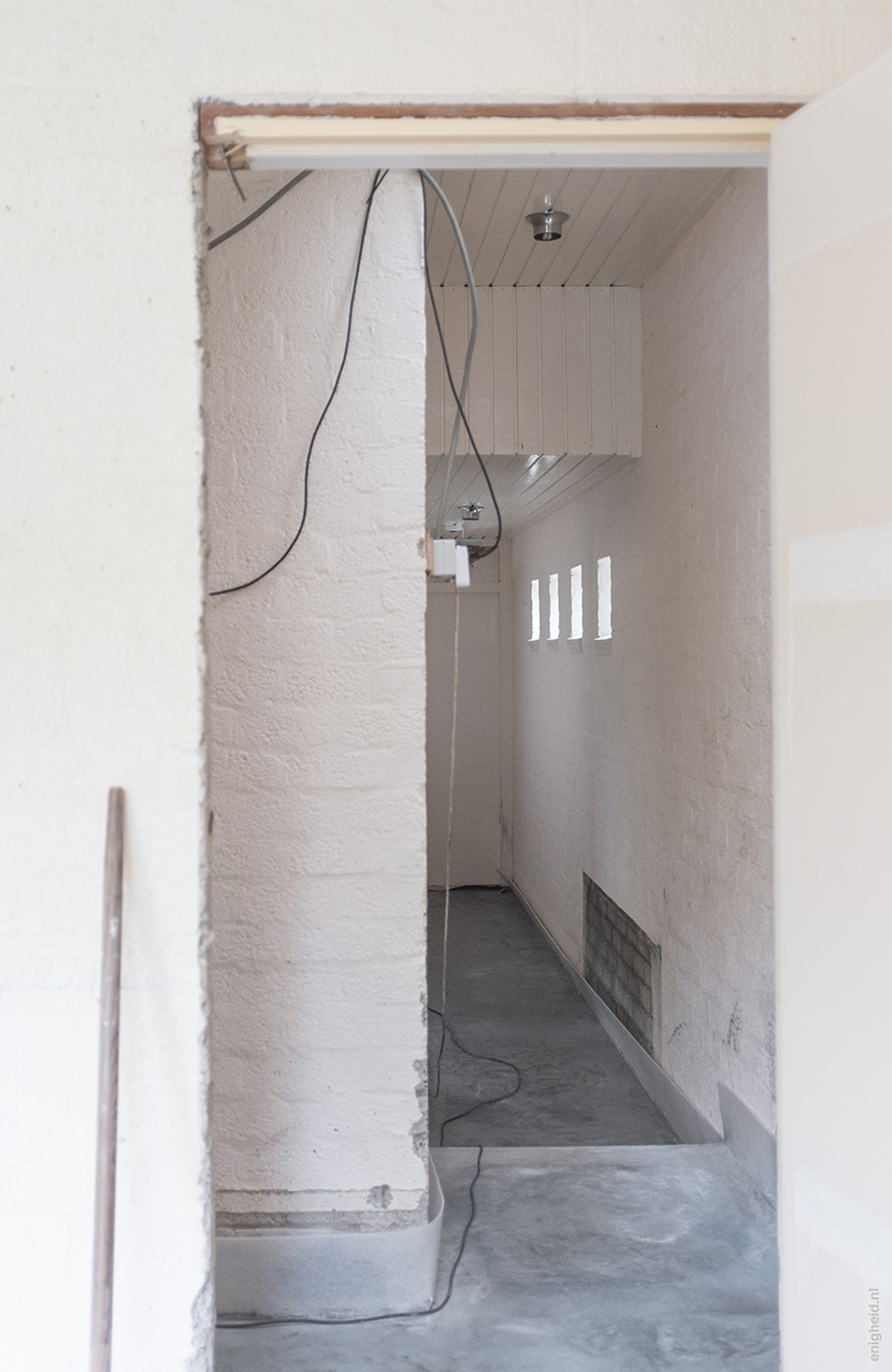 Our renovation journey is another drastic one. This is our hallway. We've installed underfloor heating and love the concrete floor on top of that! We don't have stairs anymore, only one step. | Enigheid
