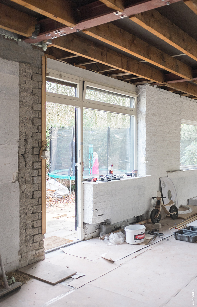 The current situation at our home in the woods: it's a building site, full of building material and dust. That doesn't stop us from enjoying the space (and garden!) though. | Enigheid