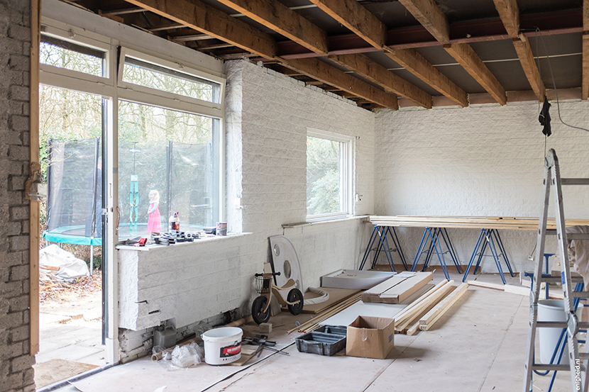 The current situation at our home in the woods: it's a building site, full of building material and dust. That doesn't stop us from enjoying the space (and garden!) though. | Enigheid