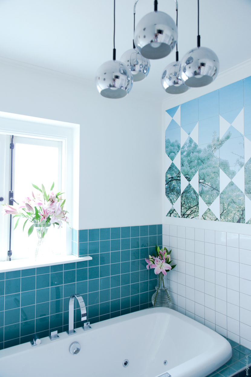 ixxi in the bath room of Iris Vank / enigheid. Analogue picture of blossom trees and some added triangles.
