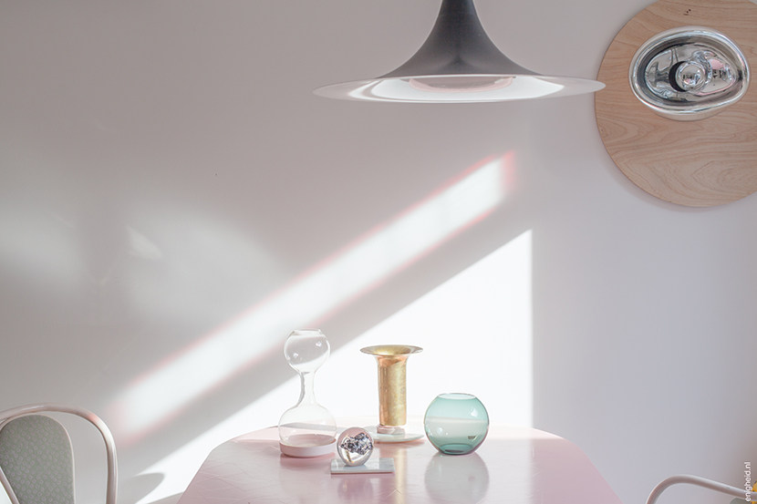 Vintage treasures, pink ceramics, Aurum lamp Alex de Witte | Enigheid