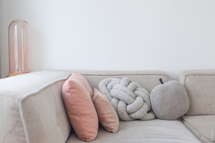 Pastel living room, Buhtiq31 lamp, not knot cushion by Umemi, apple cushion studio Meez | Enigheid 
