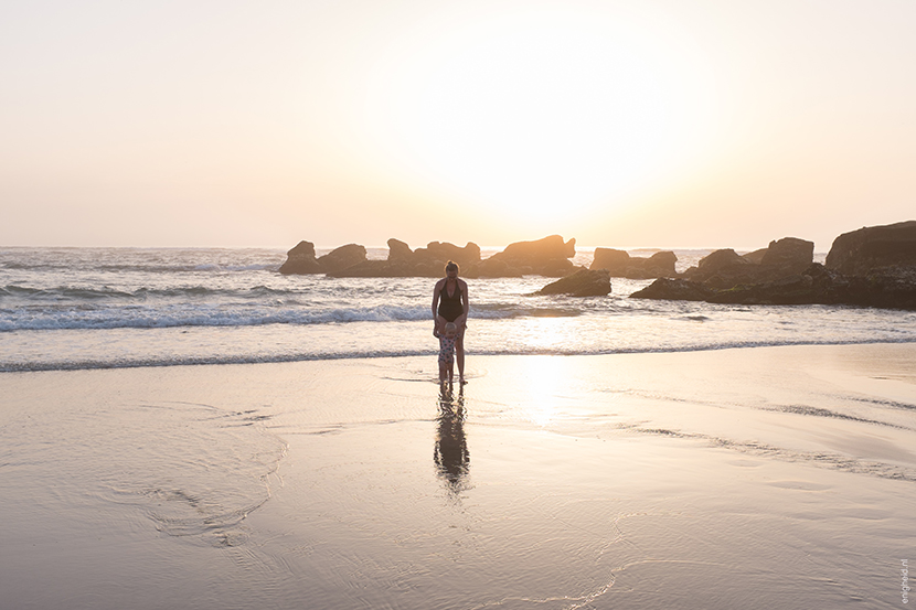 Maan & Iris Vank, sunset at the beach, Vale Furado Portugal | Enigheid