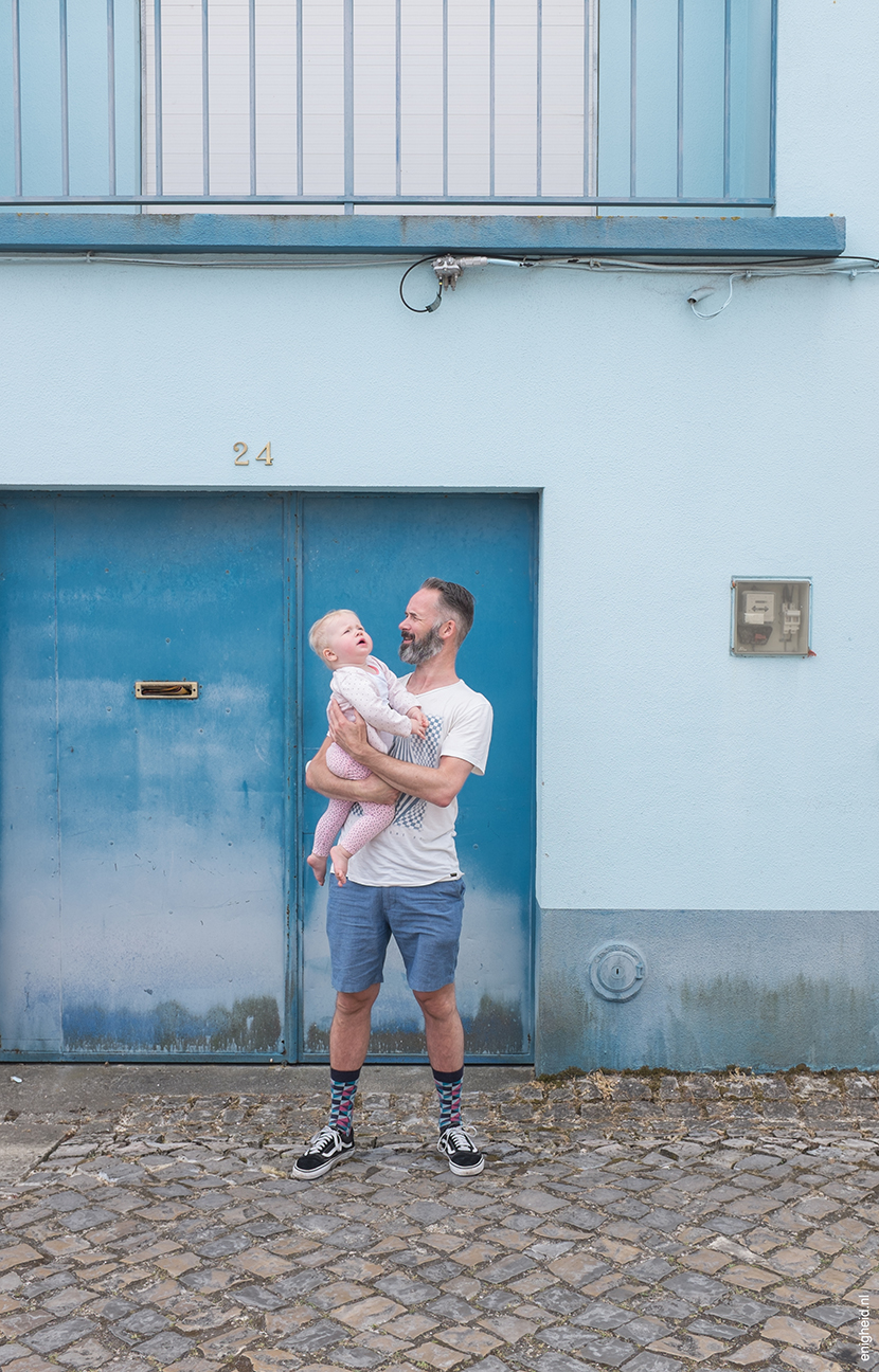 Maan and Teun Vank, blue house Pataias Portugal | Enigheid