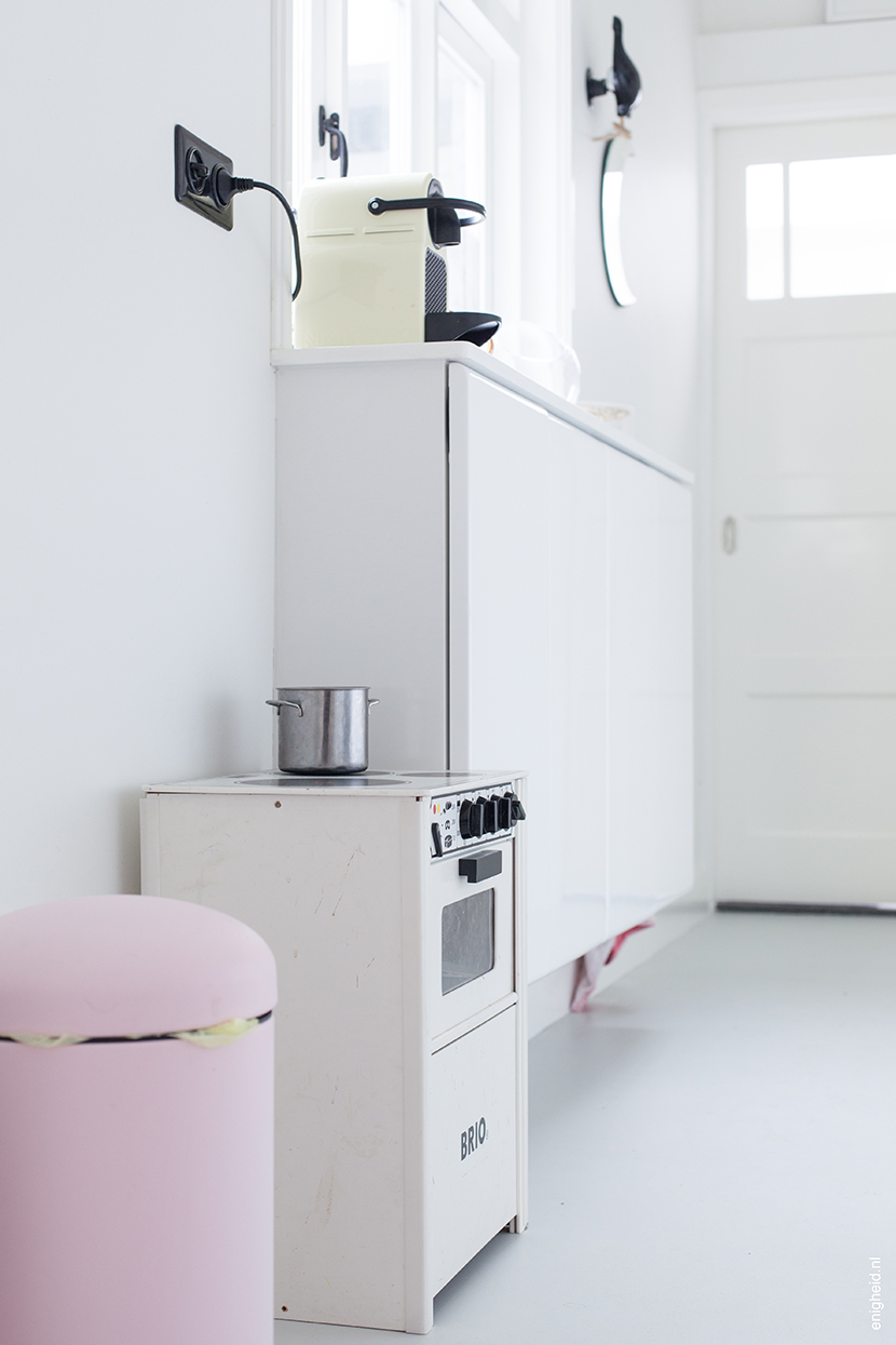 American Kitchen, Brio playkitchen, Brabantia pink bin | Enigheid