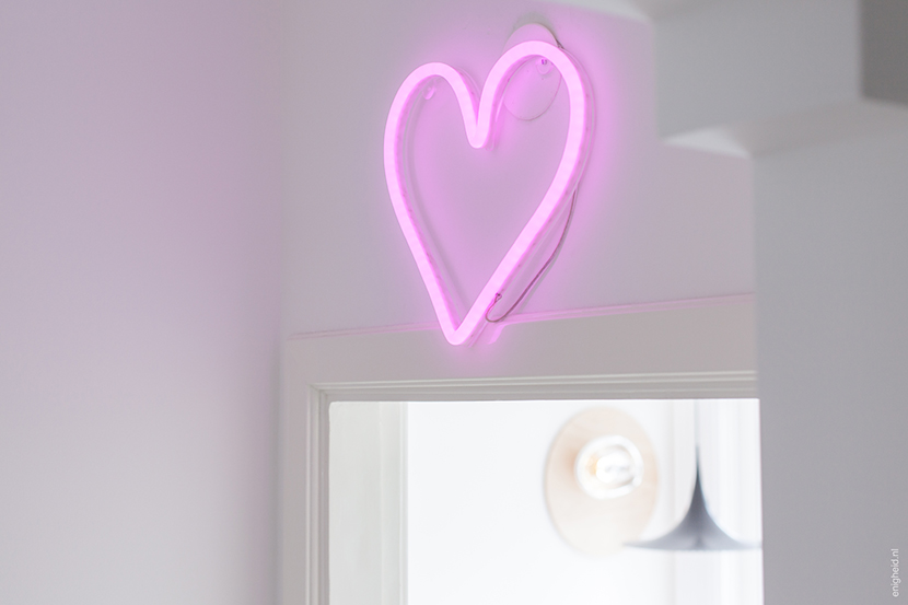 Zilverblauw Qazqa neon heart, 1930s hallway | Enigheid