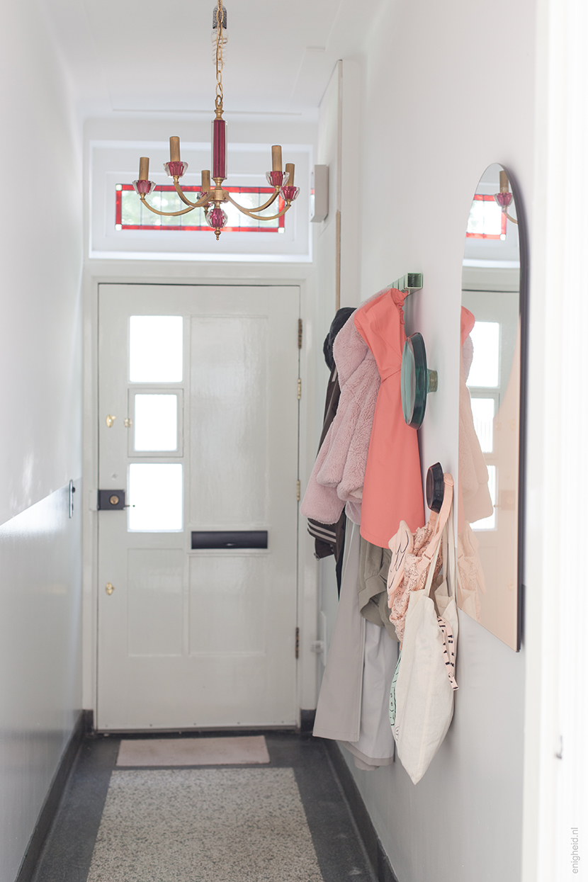 Hay Shapes Mirror round, Tom Dixon Glass knobs, 1930s hallway | Enigheid