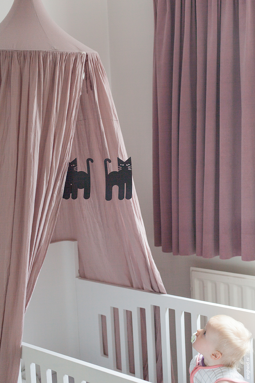 Maan's pastel pink babyroom, vintage bed, flensted mobile, numero 74 canopy | Enigheid