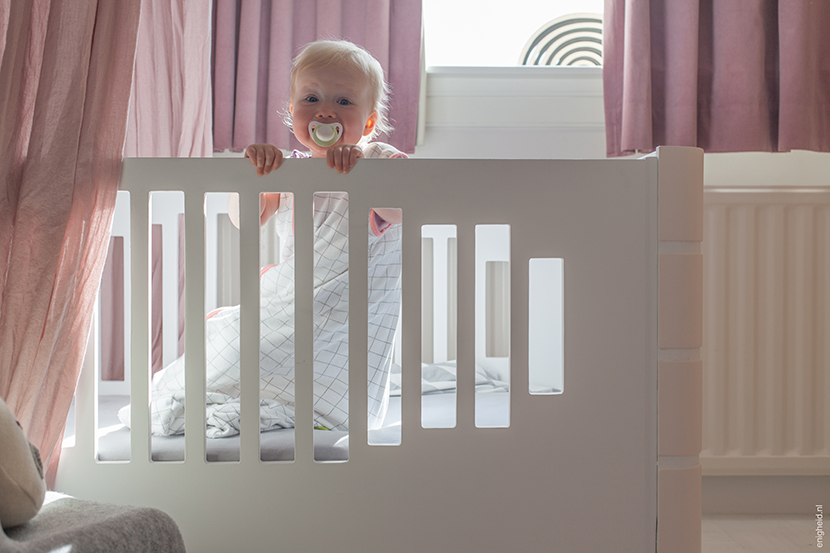 Maan's pastel pink babyroom, vintage bed, numero 74 canopy, Grimm rainbow | Enigheid