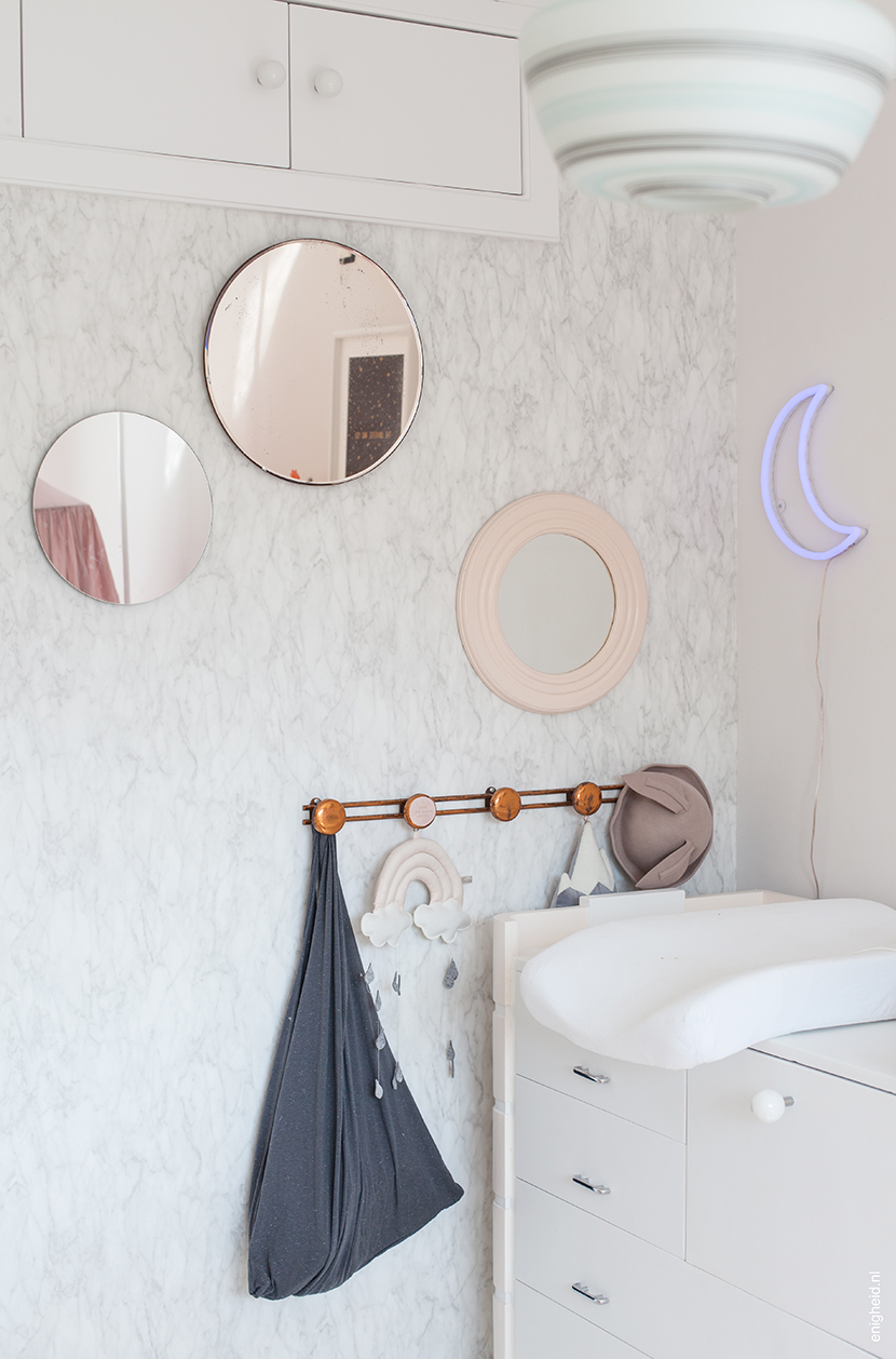 Maan's pastel pink babyroom, vintage nursery, Zilverblauw neon moon, CamCam Copenhagen rainbow | Enigheid