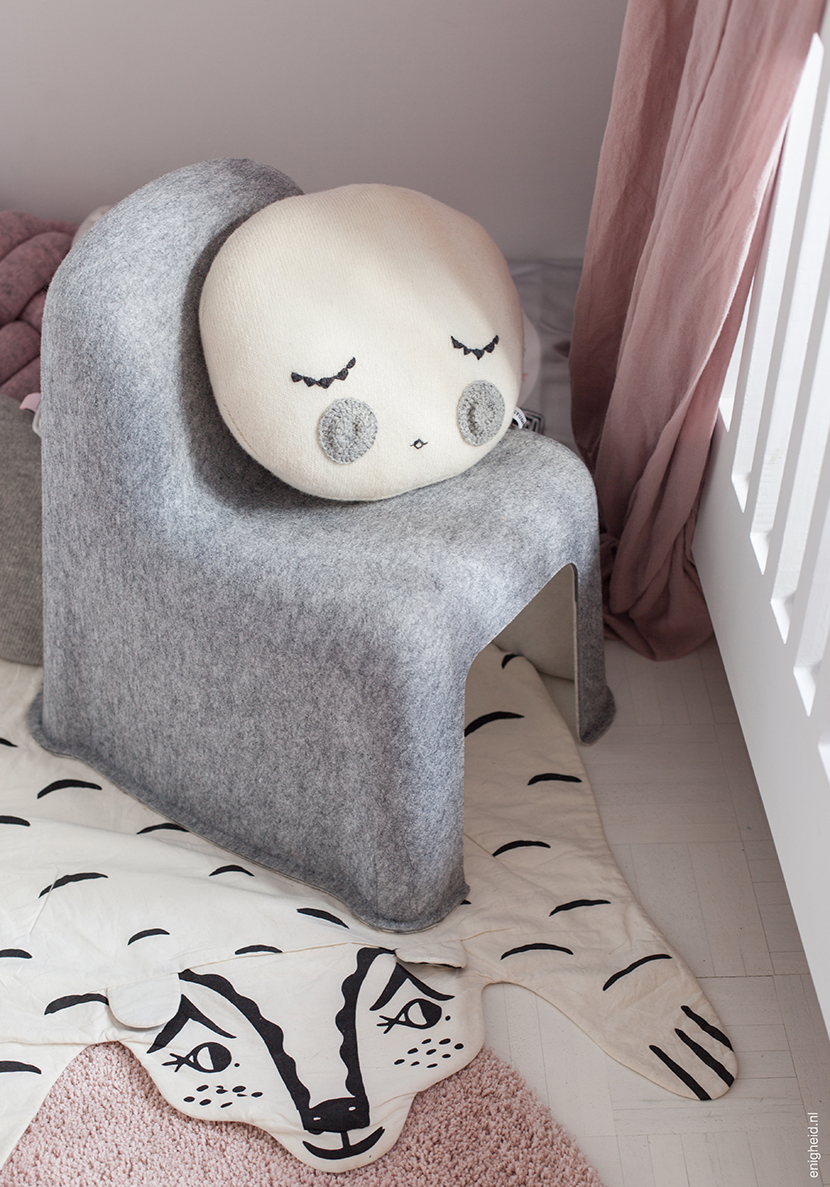 Pink pastel nursery, Good night cushion Studio Meez, Little Nobody Chair Hay, Bear blanket Roxy Marj, Numero74 Canopy, Vintage furniture | Enigheid