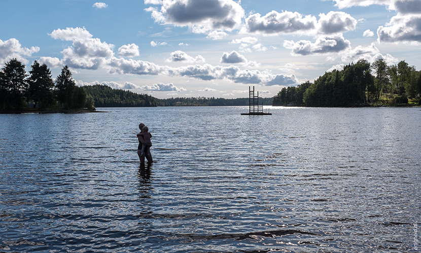 Maan and mama in Swedish lake | Enigheid