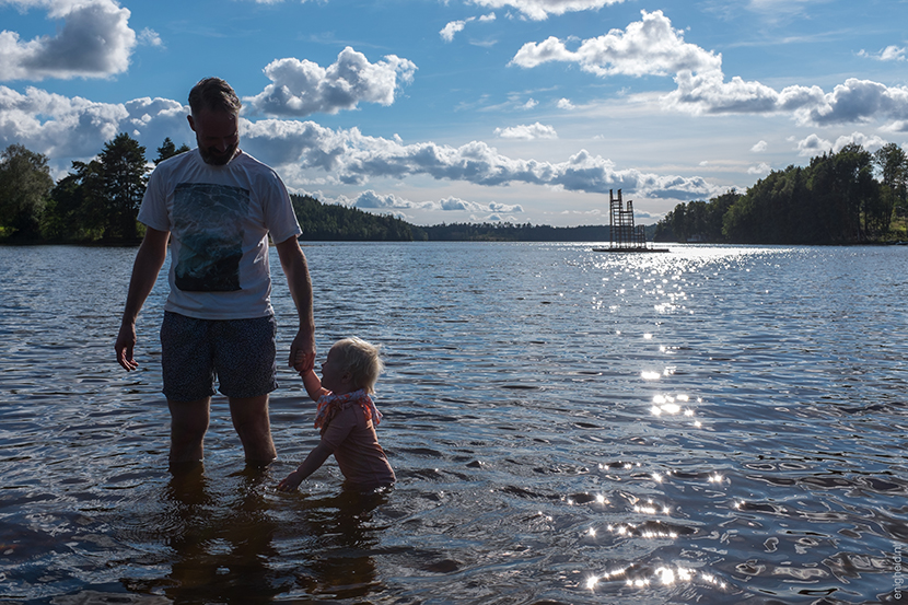 Maan and papa in a Swedish lake | Enigheid