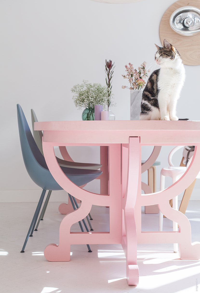 Flinders, Drop chair by Fritz Hansen, pink Paper table Studio Job Moooi, Schurk | Enigheid