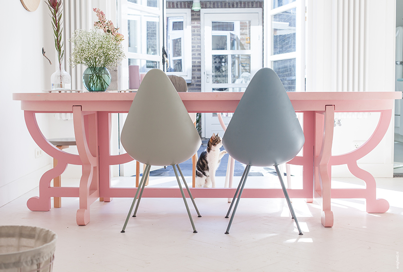 Flinders, Drop chair by Fritz Hansen, pink Paper table Studio Job Moooi, Schurk | Enigheid