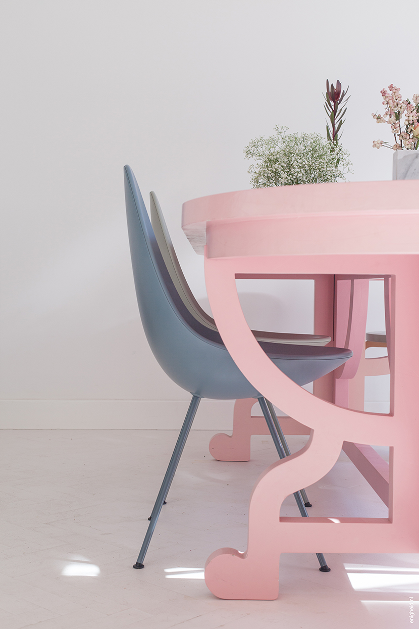 Flinders, Drop chair by Fritz Hansen, pink Paper table Studio Job Moooi | Enigheid