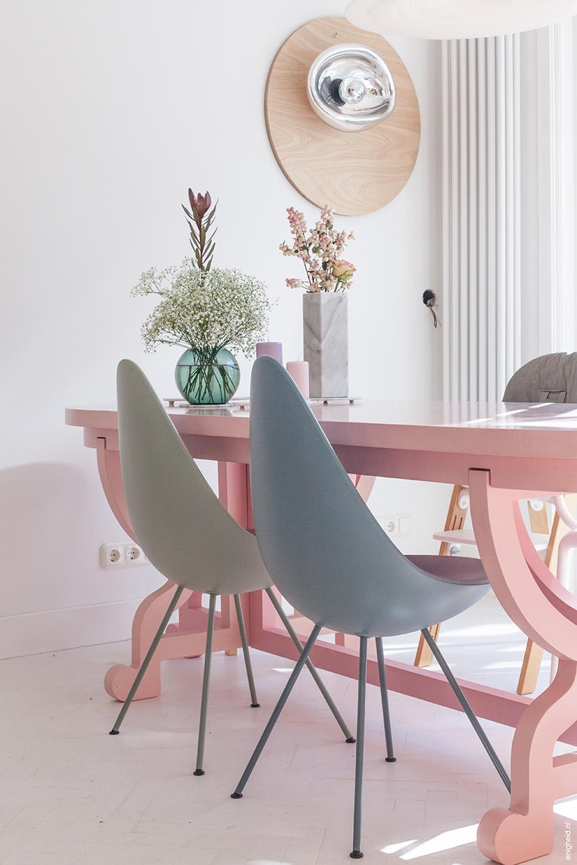 Flinders, Drop chair by Fritz Hansen, pink Paper table Studio Job Moooi | Enigheid