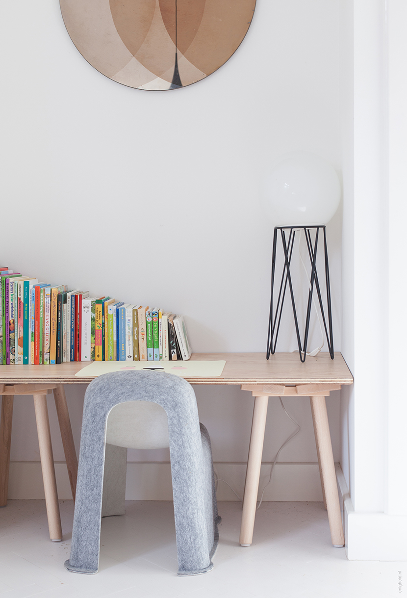 Maan's desk, Hay Ikea Ypperlig stool, Hay Little Nobody, Eeflillemor Kids mat | Enigheid