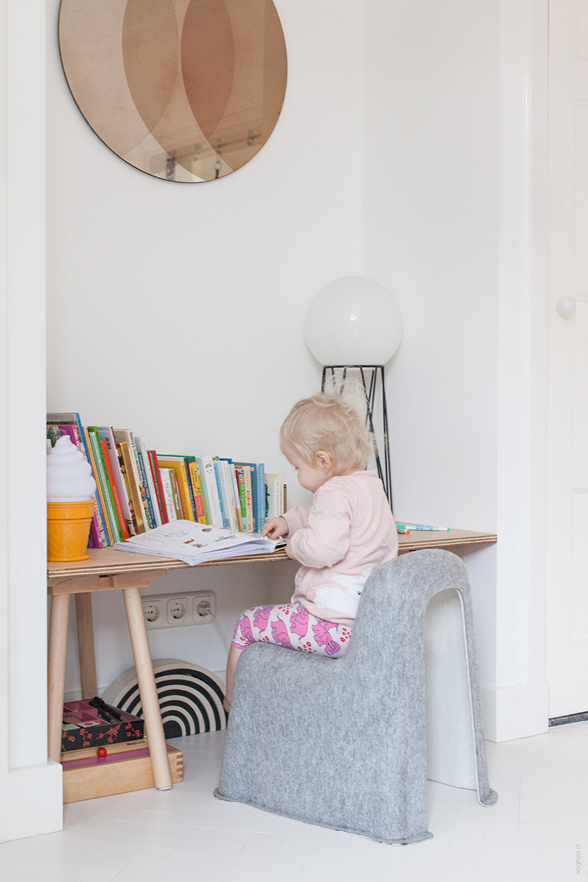 Maan's desk, Hay Ikea Ypperlig stool, Hay Little Nobody, Eeflillemor Kids mat, TransnaturalTranscience mirror | Enigheid