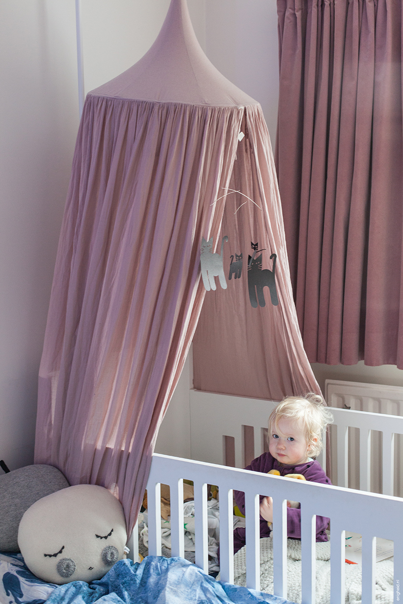 Numero74 dusty pink Canopy, Cats mobile Flensted, Maan in vintage pastel kids room, Studio Meez Moon cushion | Enigheid