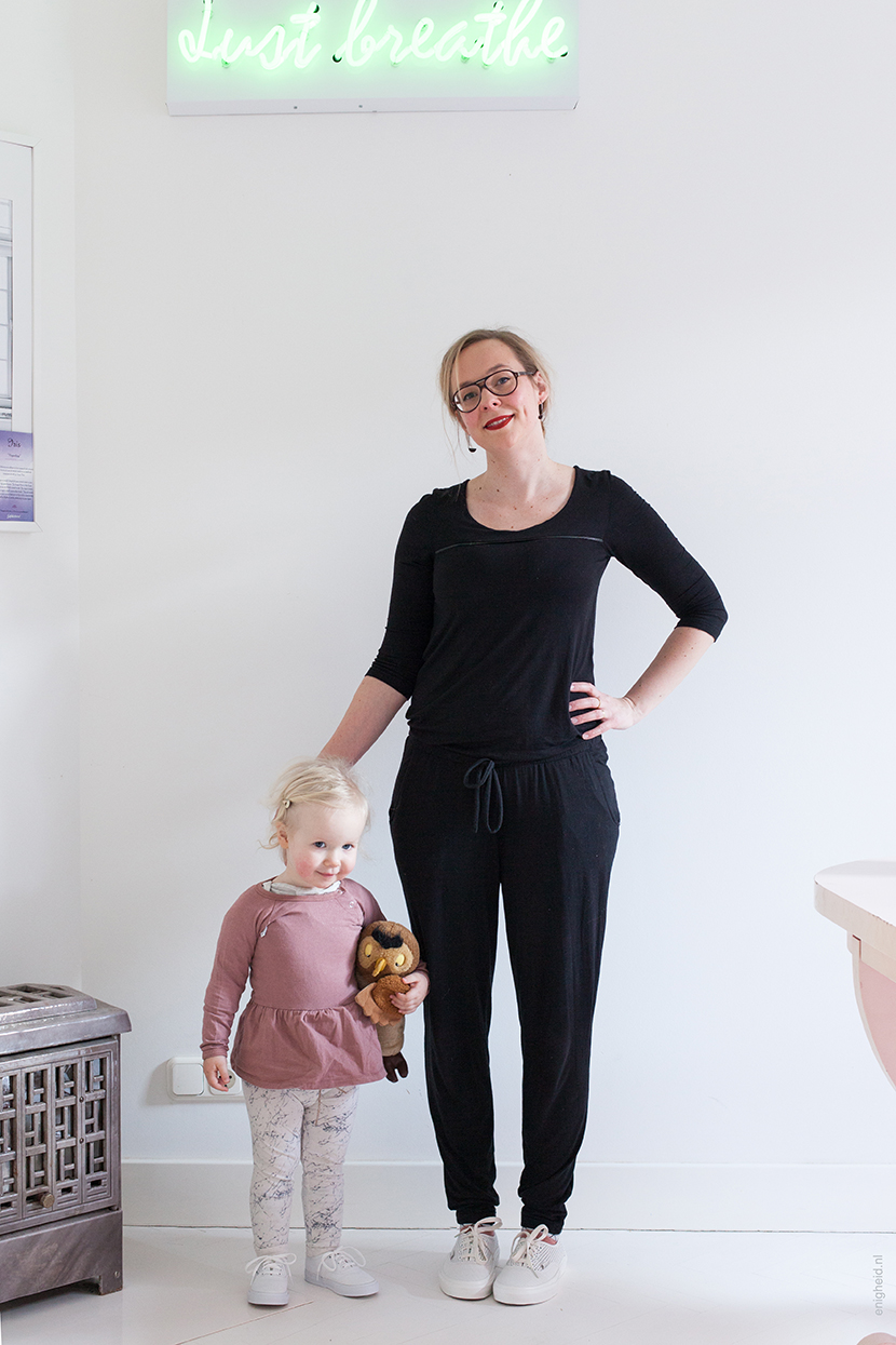 Maan and mom in similar Vans shoes from Footway. Twinning is winning. Maan in pink Knast by krutter dress and tumble and dry marble trousers. | Enigheid