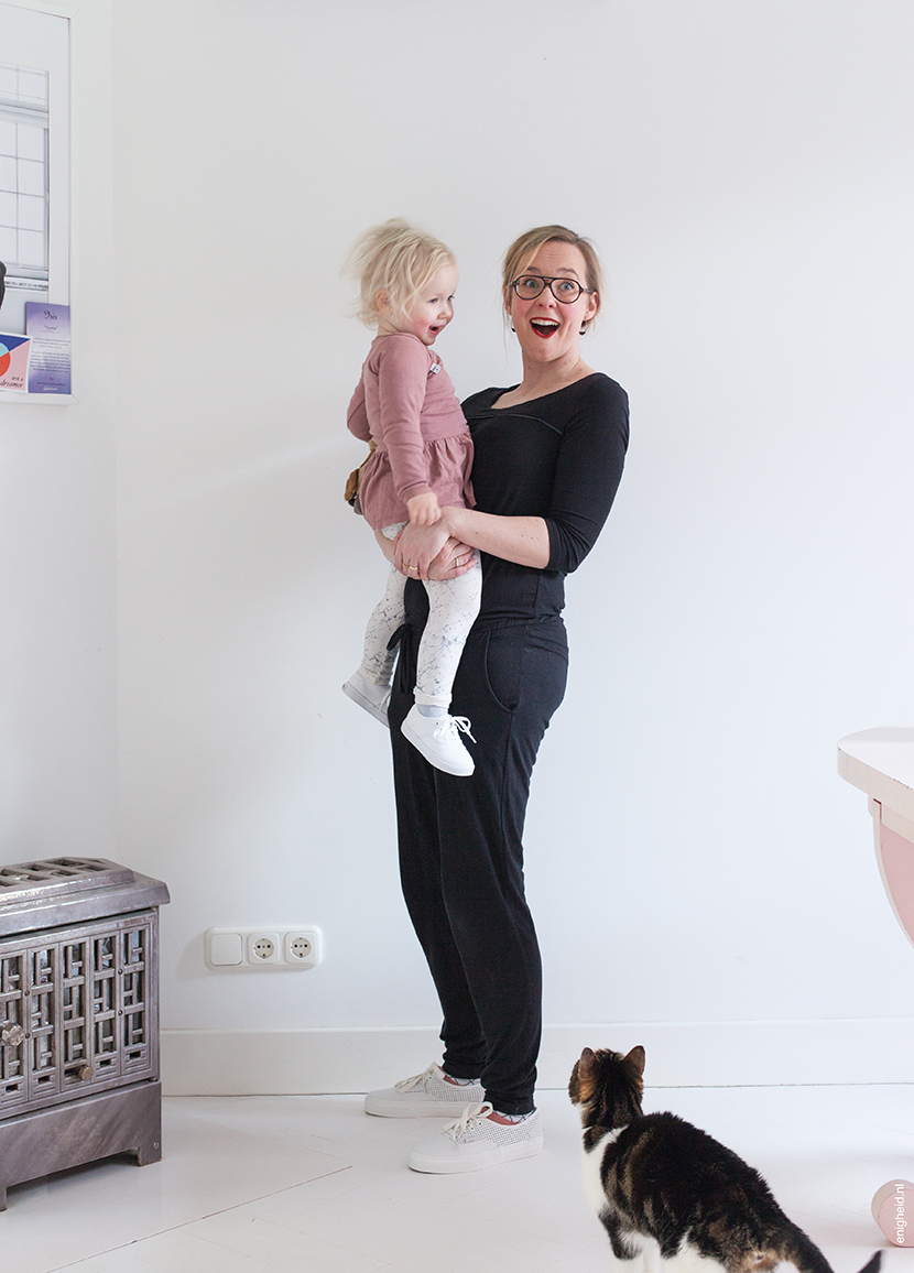 Maan and mom in similar Vans shoes from Footway. Twinning is winning. Maan in pink Knast by krutter dress and tumble and dry marble trousers. | Enigheid