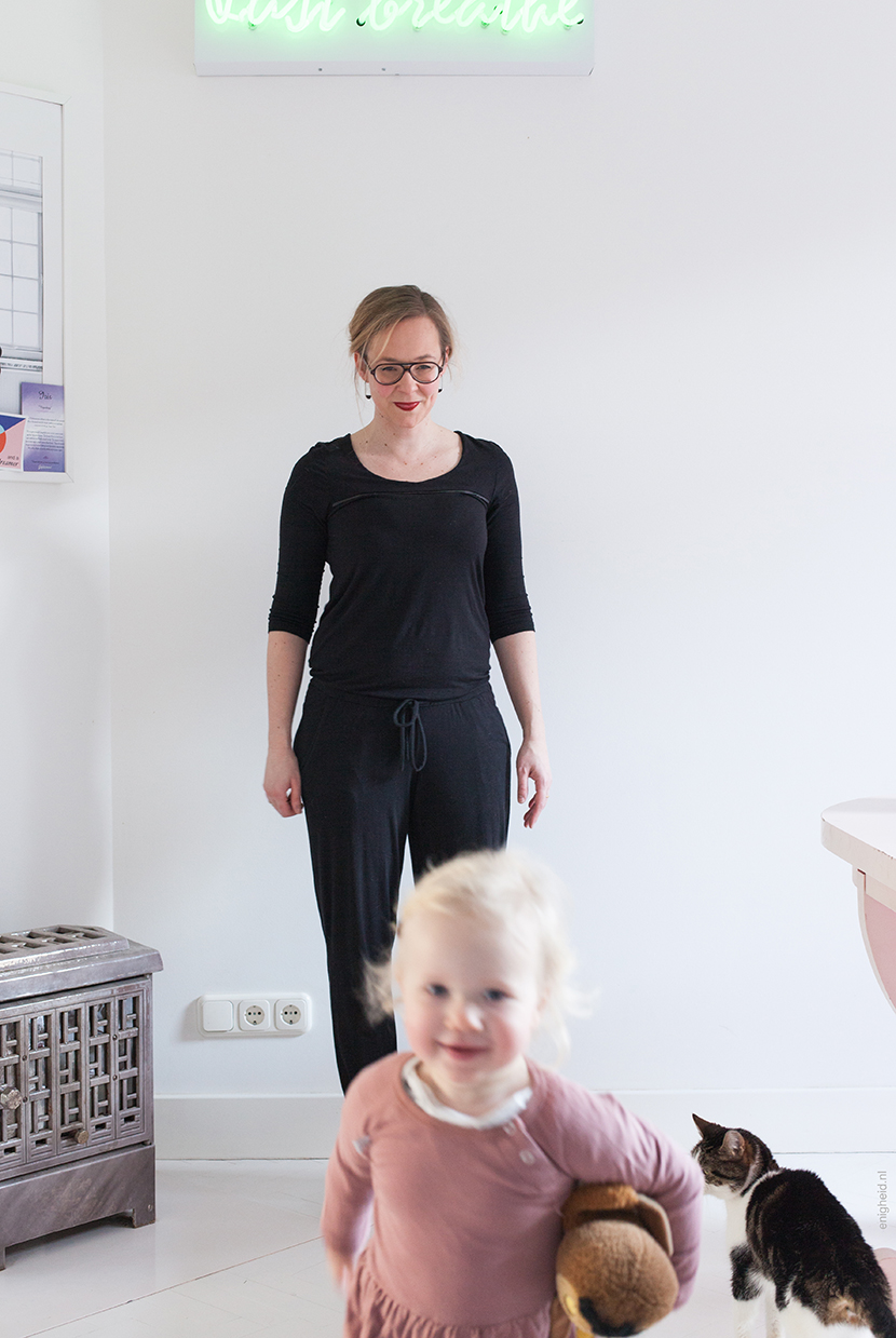 Maan and mom in similar Vans shoes from Footway. Twinning is winning. Maan in pink Knast by krutter dress and tumble and dry marble trousers. | Enigheid