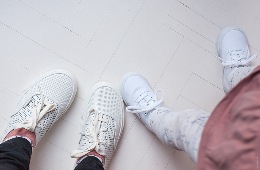 Maan and mom in similar Vans shoes from Footway. Twinning is winning. Maan in pink Knast by krutter dress and tumble and dry marble trousers. | Enigheid