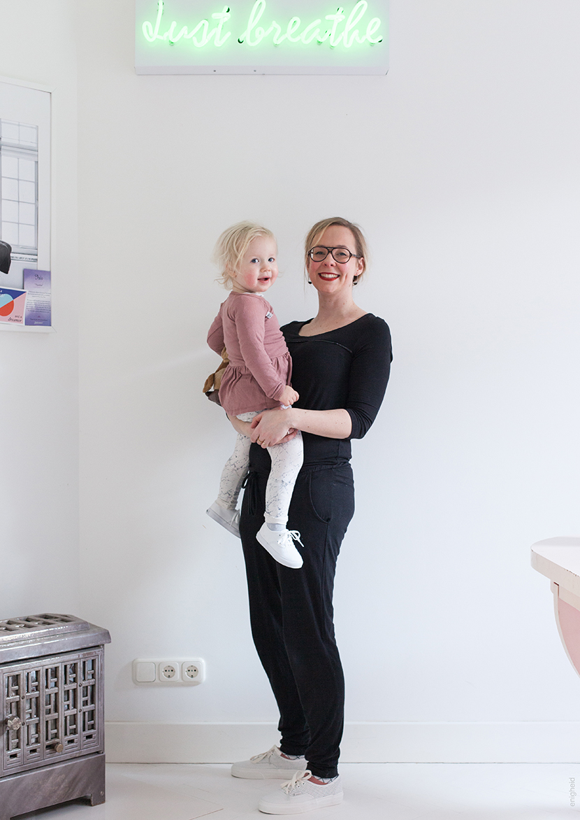 Maan and mom in similar Vans shoes from Footway. Twinning is winning. Maan in pink Knast by krutter dress and tumble and dry marble trousers. | Enigheid