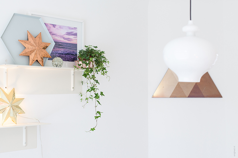 The front room of my pastel living room, with vintage lamp and stars, the picture I made of the sea in Denmark on a Hay bracket. On the wall a Lex Pott and David Derksen transience mirror. | Enigheid