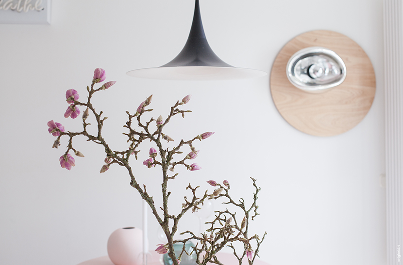 Magnolia branches in tactile vase by Menu design | Enigheid