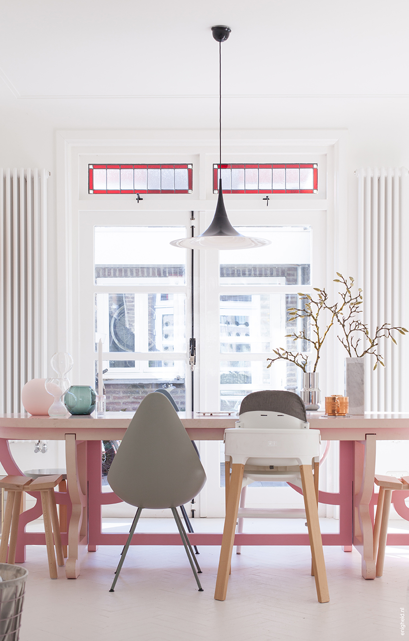 Magnolia branches in tactile vase by Menu design and marble vintage vase. Living room of Iris Vank, with paper table by Moooi and Fritz Hansen drop chair | Enigheid