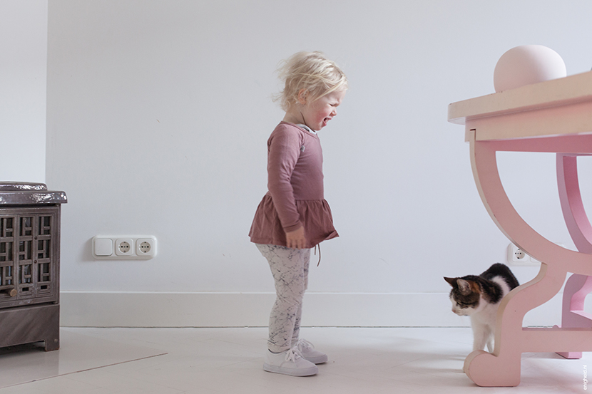 Maan and Schurk. Maan in Tumble and Dry marble leggings, Vans shoes and Knast by Krutter onesie with skirt. Pink paper tabby Studio Job Smeets via Moooi | Enigheid 