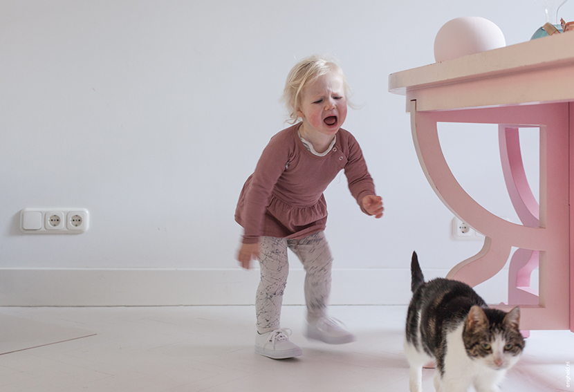 Maan and Schurk. Maan in Tumble and Dry marble leggings, Vans shoes and Knast by Krutter onesie with skirt. Pink paper tabby Studio Job Smeets via Moooi | Enigheid 