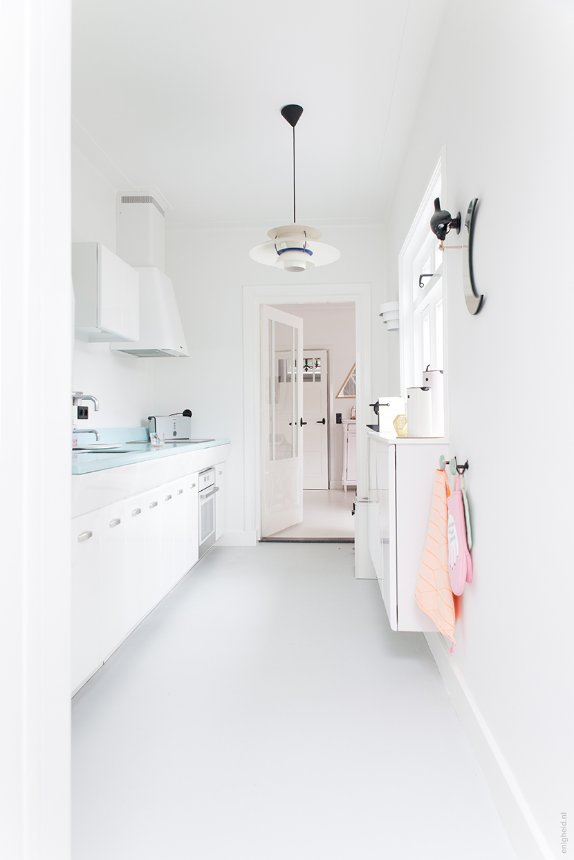 American Kitchen (by Franke) in the home of Iris Vank in Den Bosch. Vintage retro fifties sixties kitchen, with white steel cabinets and a mint green countertop. PH5 lamp by Louis Poulsen. | blog by Enigheid